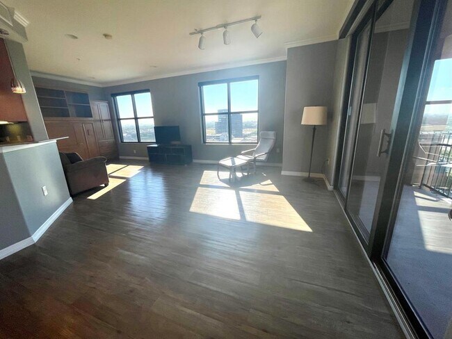 Foto del edificio - 330 E Las Colinas Blvd