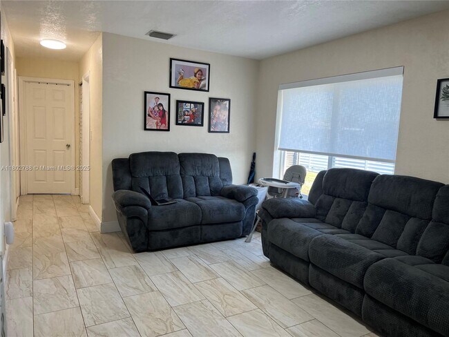 Foto del edificio - 5045 NW 186th St