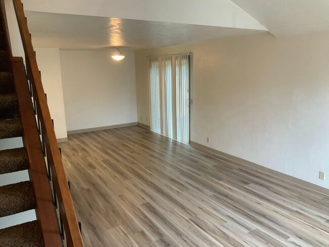 Foto del edificio - 2 Bedroom Duplex in Cal Young Neighborhood