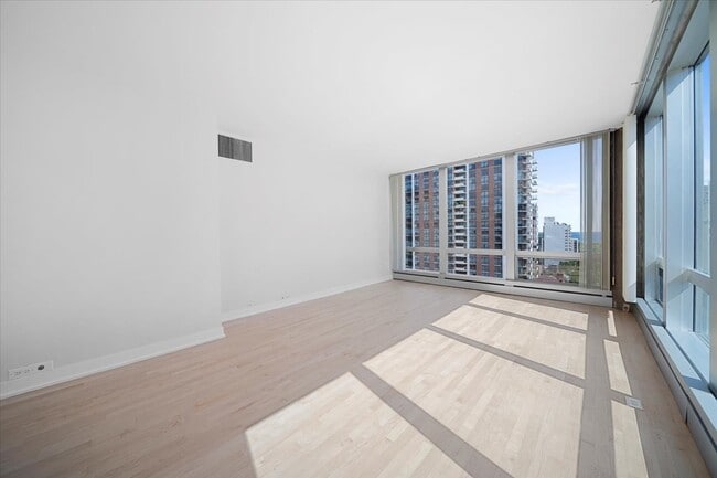 Building Photo - 1300 N Astor St