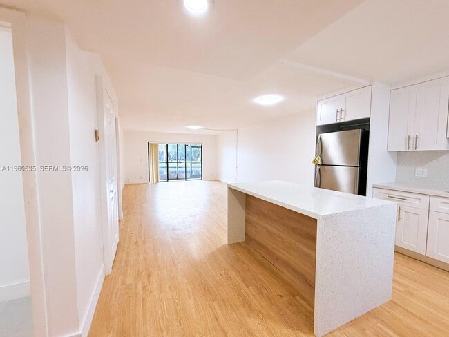 Foto del edificio - 440 Lakeview Dr