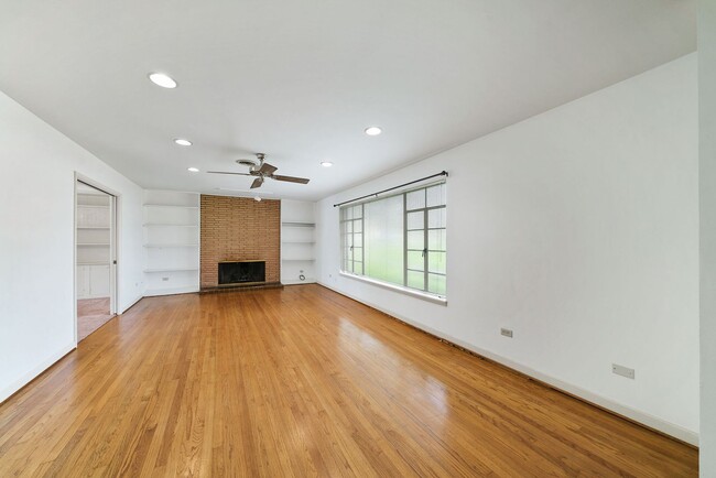 Building Photo - 2BED, 2BATH HOLLYWOOD PARK