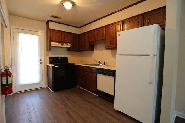Building Photo - 140 Lanier Dr