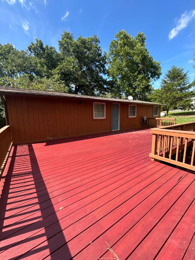 Foto del edificio - Newly Renovated 3-Bedroom, 2-Bath Home with Spacious Deck & Large Yard