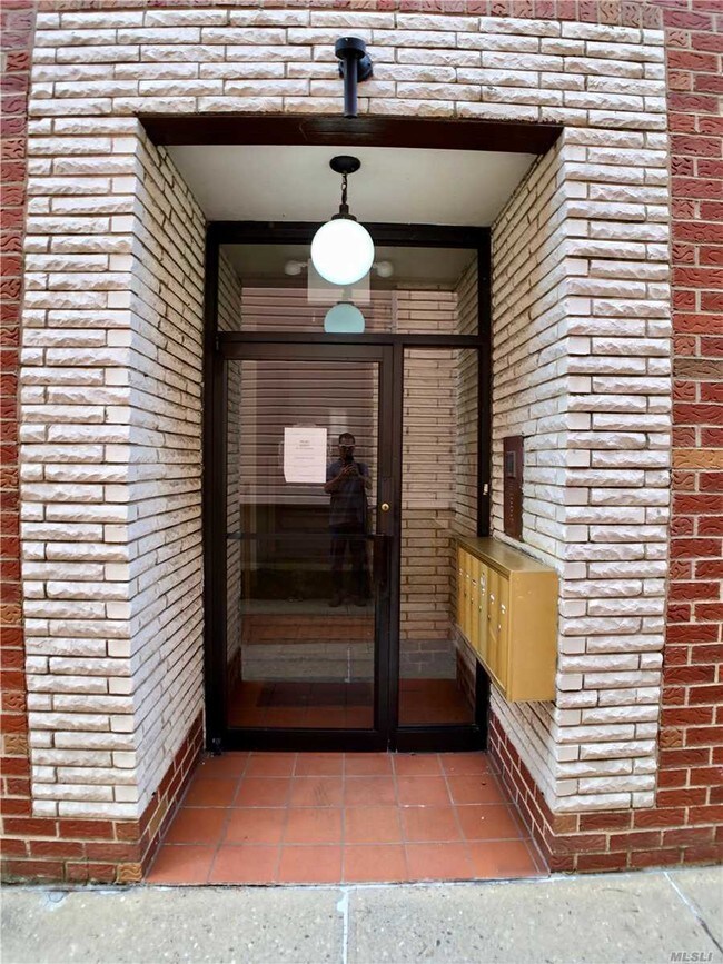Foto del edificio - 85-23-85-60 60th Rd