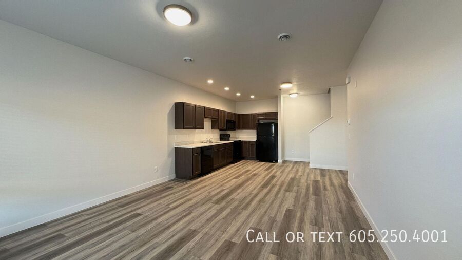 Foto principal - Modern Luxury: 3BR Townhome with Stylish F...