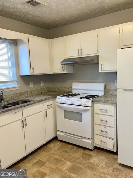 Building Photo - 945 Silverwood Dr