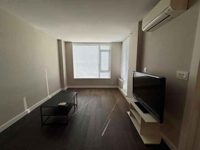 Building Photo - 5021-5511 Hollybridge Way