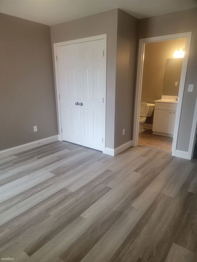 Building Photo - 2 br, 2 bath 4plex - 255 Creekwood Ave Apt...