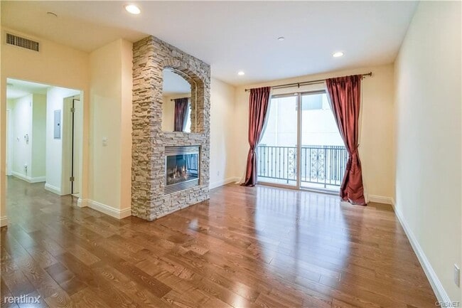 Building Photo - 4550 Coldwater Canyon Ave