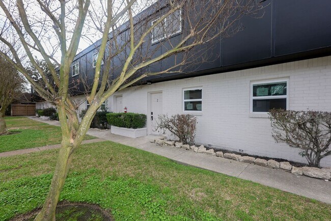 Building Photo - 708 Staitti St