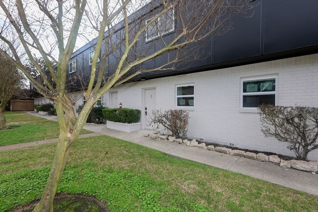 Building Photo - 708 Staitti St