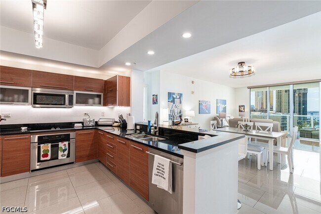 Foto del edificio - 3000 Oasis Grand Blvd