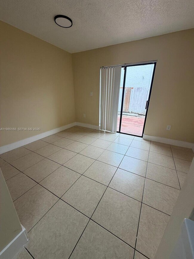 Foto del edificio - 2377 W 66th Pl