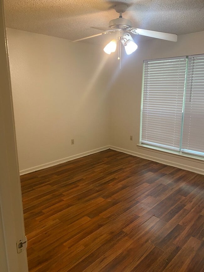 Building Photo - Great 2 Bedroom 2.5 Bath condo. Waiting fo...