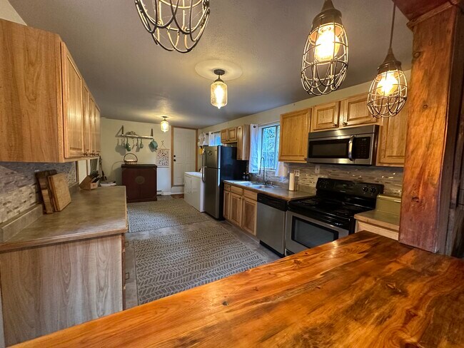 Building Photo - 597 Rudi Ln