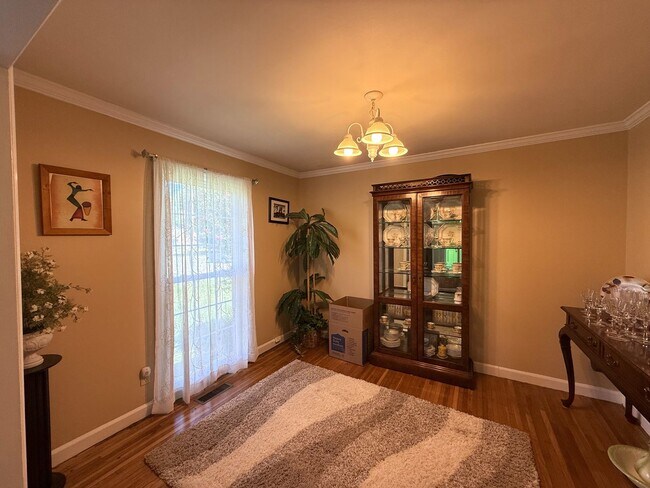 Foto del edificio - Updated Home Near The Plaza Road!