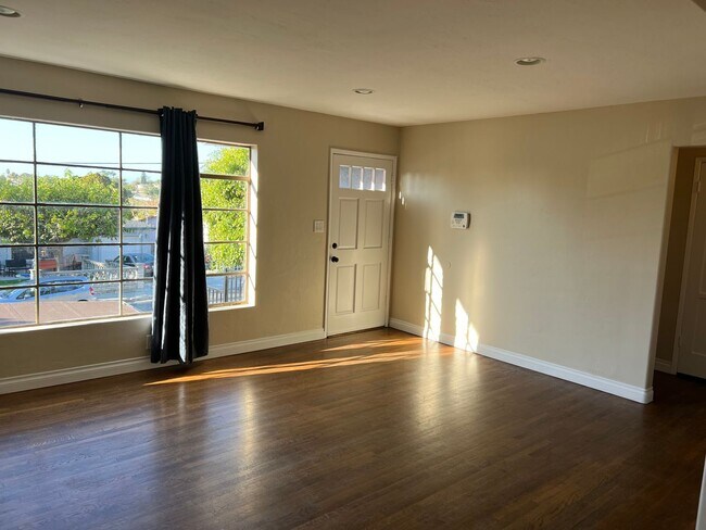 Foto del edificio - Updated 2BR/1BA with a pool, solar and yar...