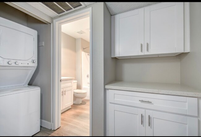Building Photo - 7045 Charmant Dr
