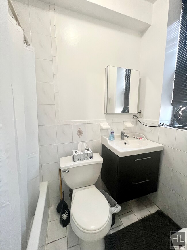 Foto del edificio - Spacious Studio in Astoria I NWRM Subway A...