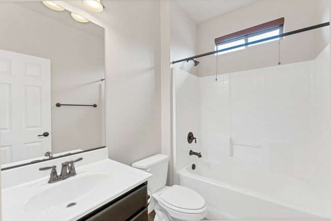 Building Photo - "Charming 3-Bed Oasis with 2 Baths in Henderson – 1716 Sq Ft of Comfort!"