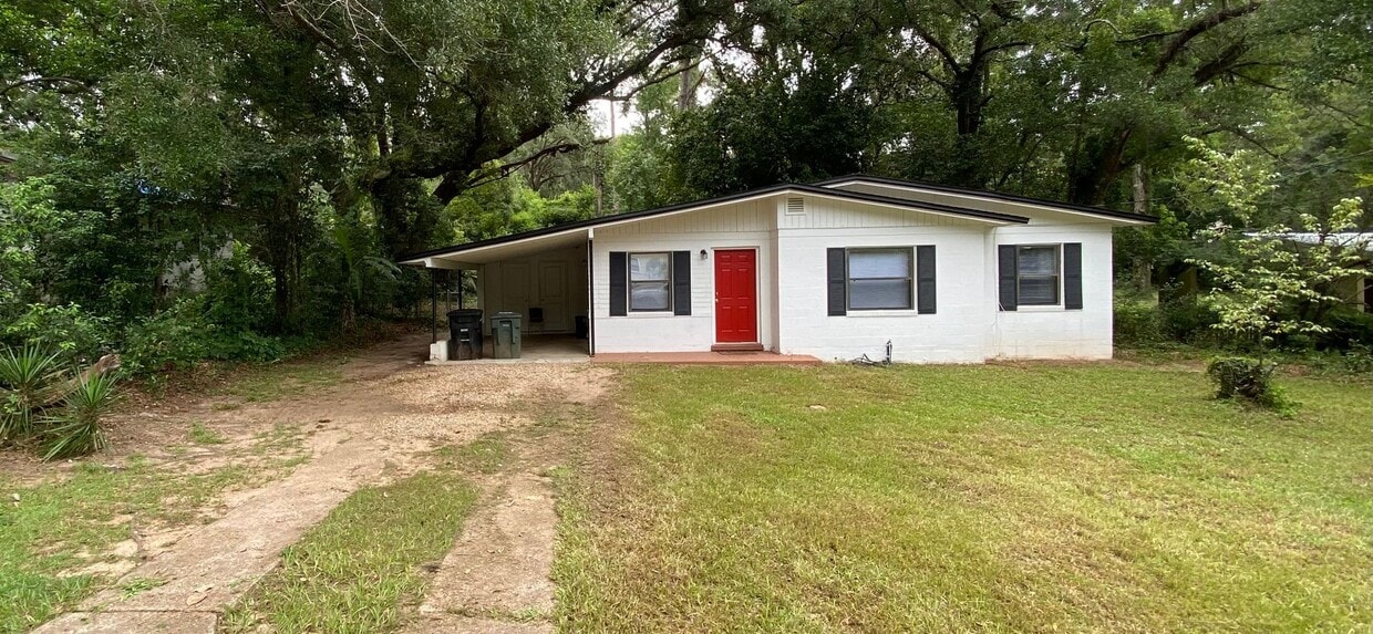 Primary Photo - Charming home with a New Kitchen, tile flo...