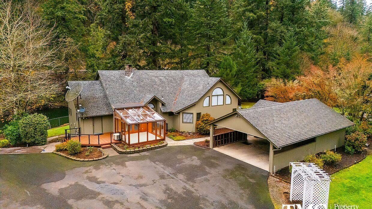 Foto principal - Stunning Custom-Built Home w/ Washougal River Access! Fresh paint and new floors!