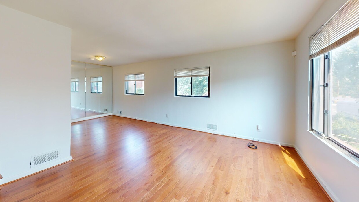 Foto principal - Takoma Park Three Bedroom Available Now W/...