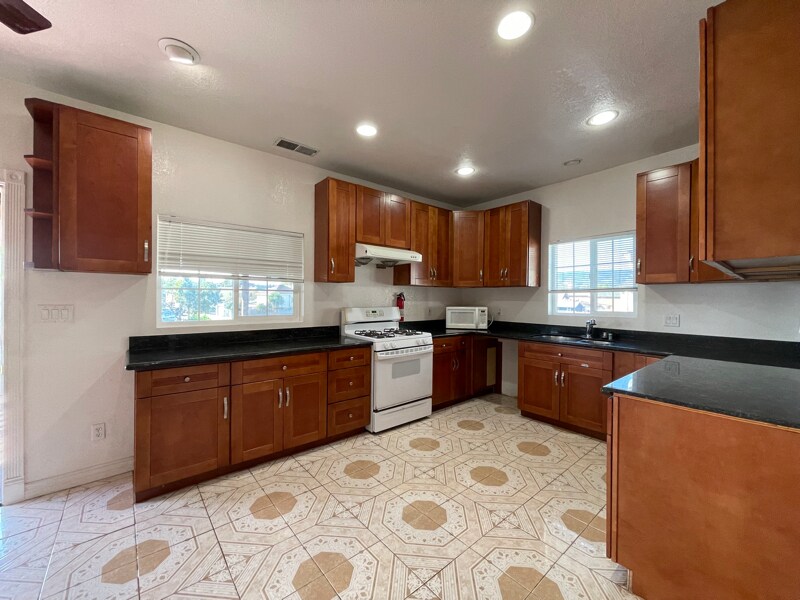 Primary Photo - 925 53rd Ave