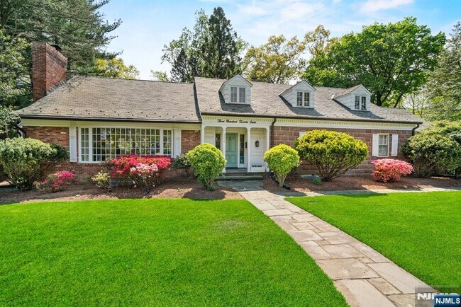 Foto del edificio - 328 W Ridgewood Ave