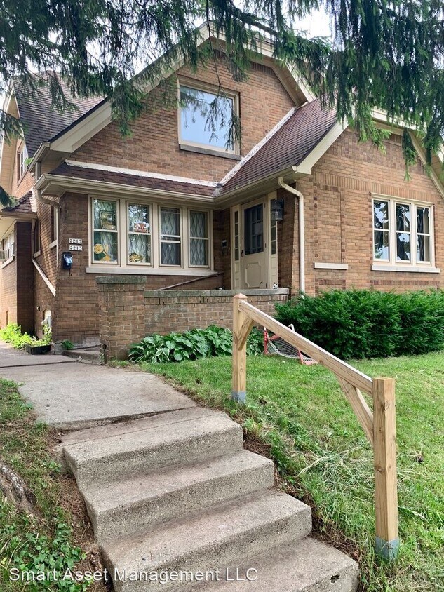 2213 S 58th St, West Allis, WI 53219 Room for Rent in West Allis, WI