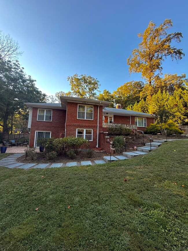 Building Photo - 19 Thomas Dr