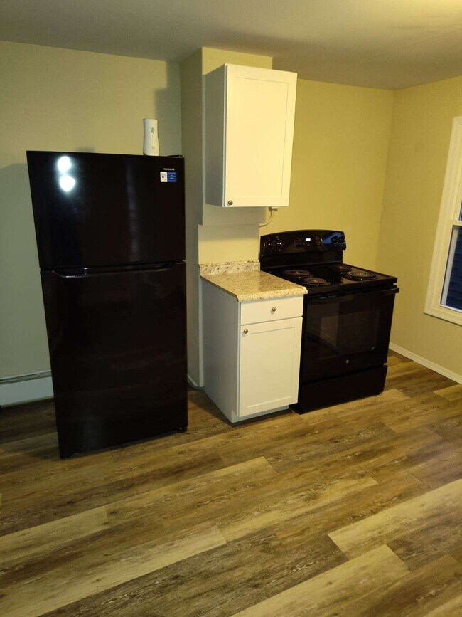 Kitchen - 951-2 Carmalt St