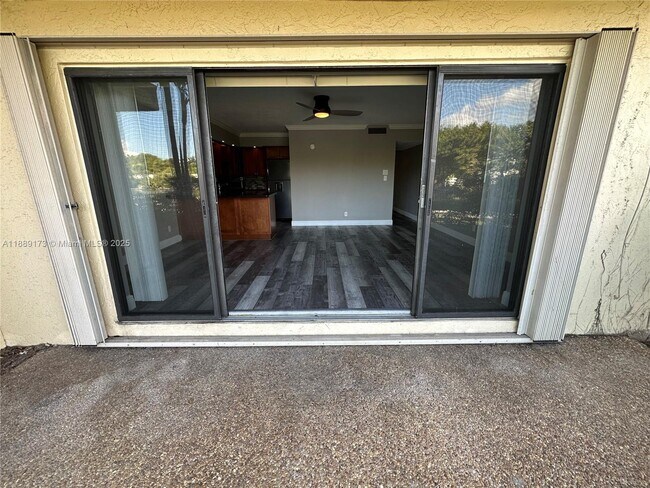 Foto del edificio - 833 NE 18th Ct