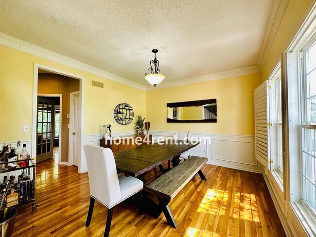Foto del edificio - Beautiful Four Bedroom Home in a Quiet Neighborhood w/ an Updated Kitchen, Wood Floors, and a Fin...