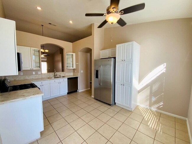 Building Photo - COZY 2 BEDROOM/ 2 BATHROOM HOME IN GATED C...