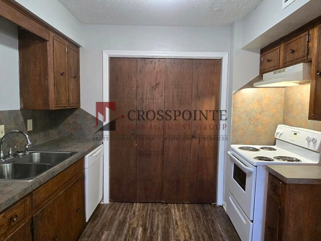 Foto del edificio - Available! 2 Bedroom 1 Bath Townhome in White Oak!