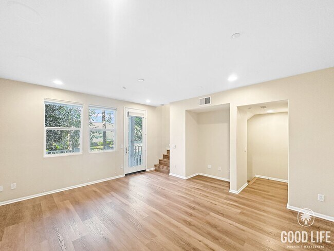 Foto del edificio - Modern 3-Story Townhome in Bay Park – 3BR/3.5BA with Pool, Balcony & In-Unit Laundry