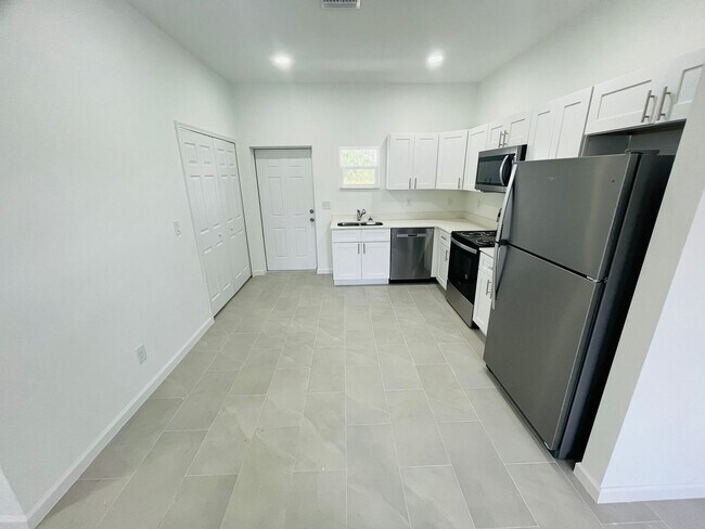 Foto del edificio - Delightful & Brand New 2 Bed-2 Bath Retreat in Lehigh Acres!