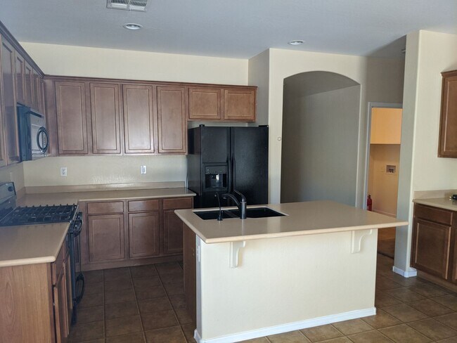 Building Photo - 4 bedroom 3 bathroom ranch home!