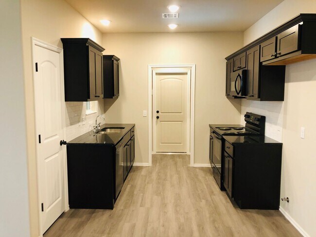 Foto del edificio - 3 BED 2 BATH 2 car garage DUPLEX great location, granite, luxury vinyl plank and fenced back yards!