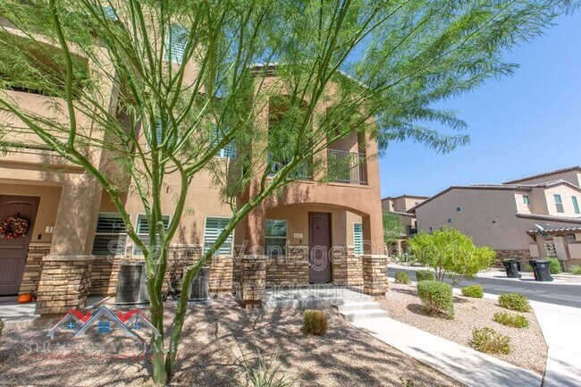 Building Photo - 2821 S Skyline Dr