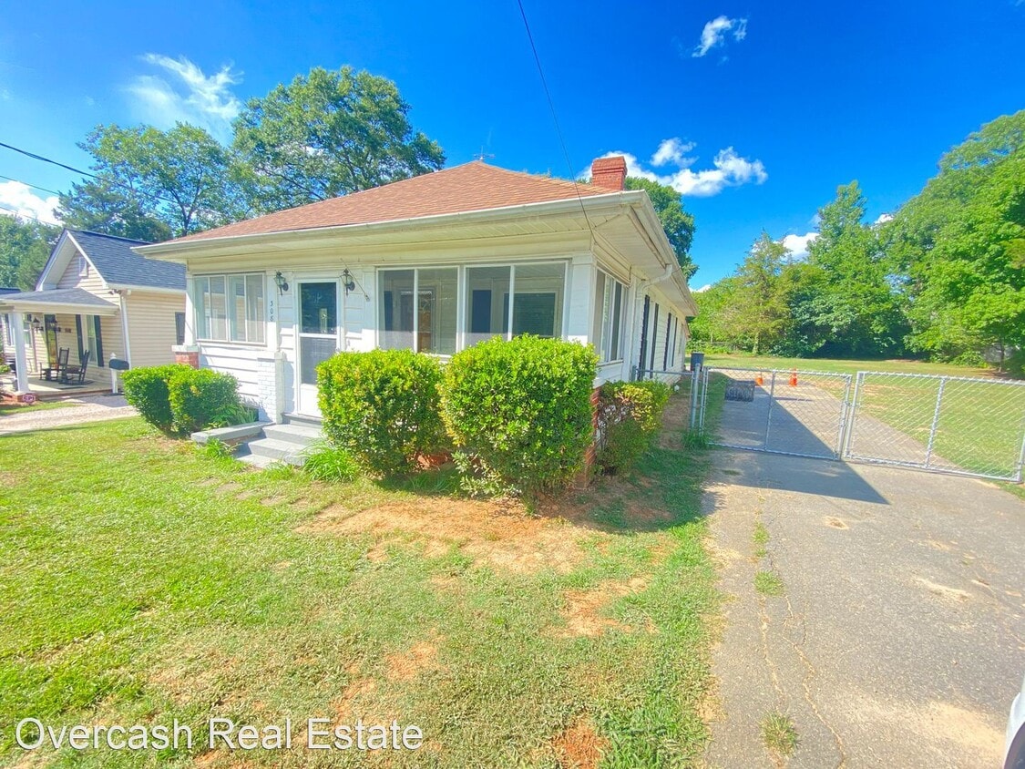 Primary Photo - 2 br, 1 bath House - 308 Bethpage Rd