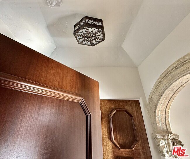 Foto del edificio - 1302 N Sweetzer Ave