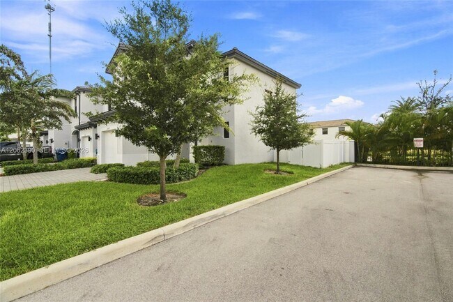 Foto del edificio - 20369 NW 5th Ct