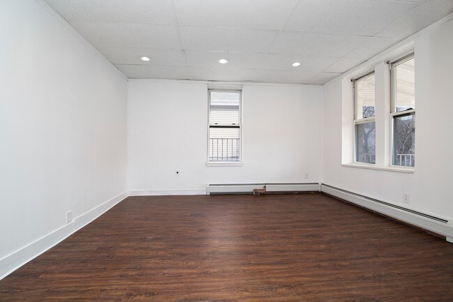 Building Photo - 637 E 225th St