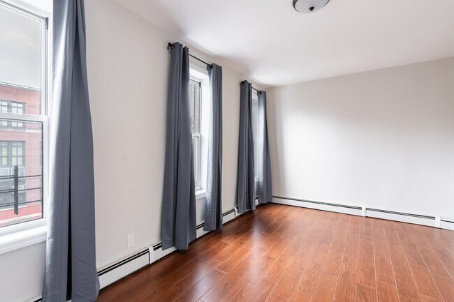 Foto del edificio - Queen room in 3-bed/1.0-bath Home