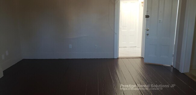 Building Photo - 586 Tremont St