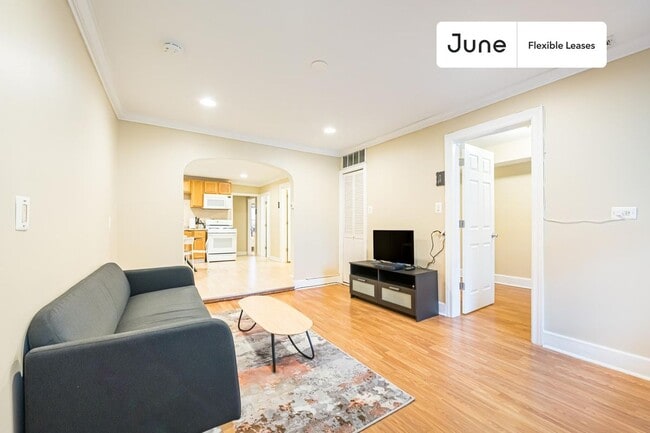 Photo - 1639 W Superior St Apartment