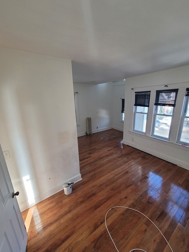 Building Photo - 164 Standish St